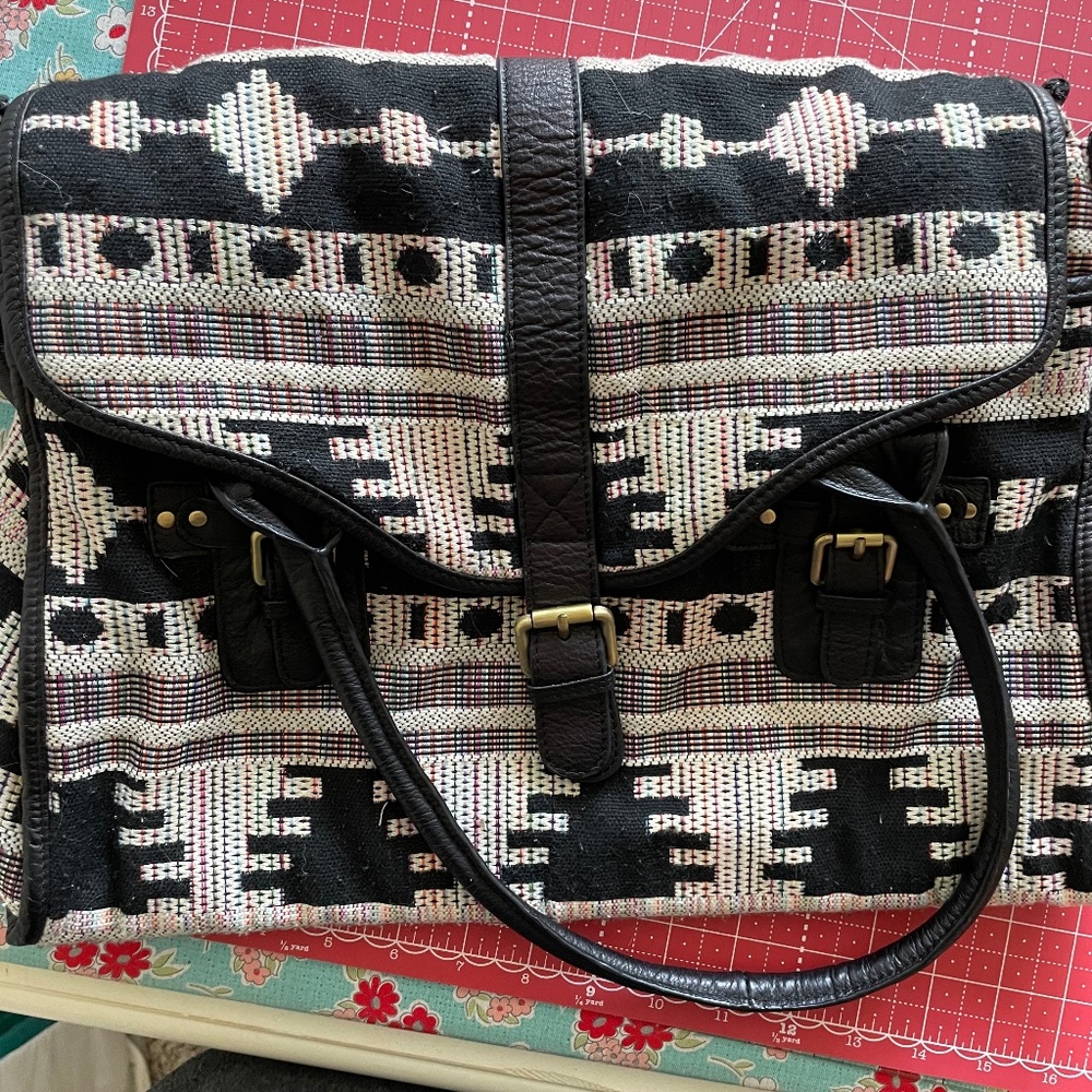 7 CHI Large Bag can be used for computer or overnight travel.